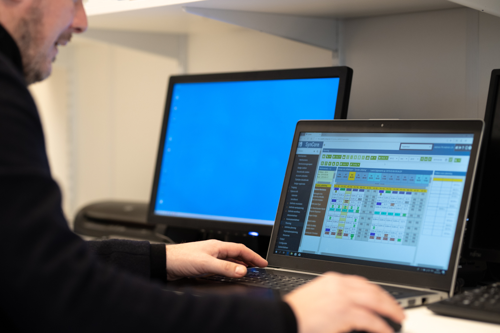 Man die de software voor personeelsplanning gebruikt